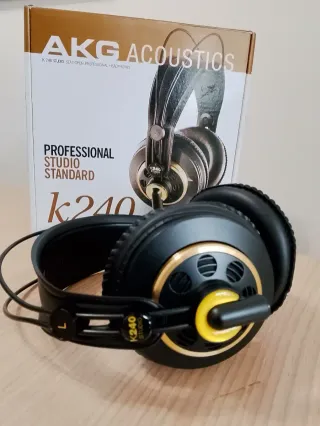 Auriculares AKG K240 Studio Negros y Dorados