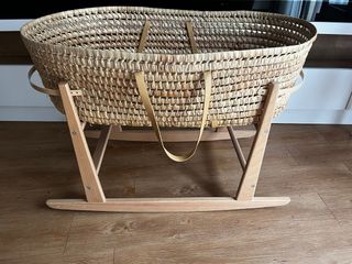 Moisés de mimbre con vestiduras