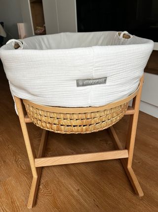 Moisés de mimbre con vestiduras