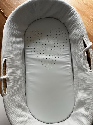 Moisés de mimbre con vestiduras