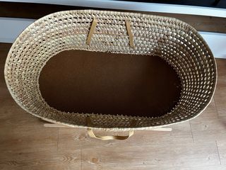 Moisés de mimbre con vestiduras