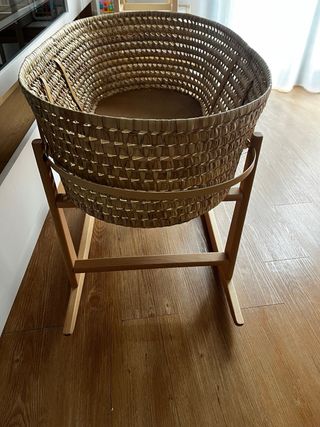 Moisés de mimbre con vestiduras