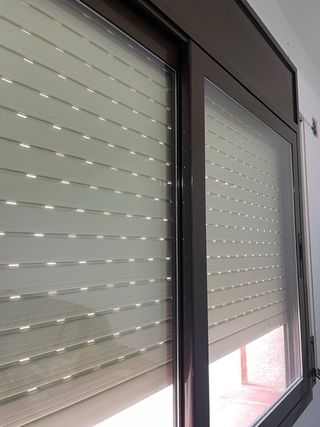 Ventana aluminio marrón corredera