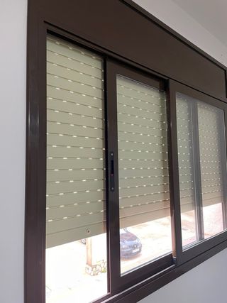 Ventana aluminio marrón corredera