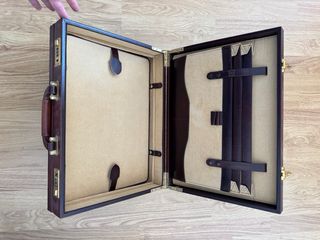 Maletín de cuero marrón vintage con código