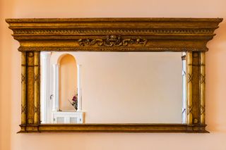 Espejo decorativo dorado con marco tallado