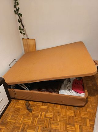 Canapé abatible marrón y rosa