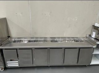 Bajo mostrador refrigerado con bandejas refrigerad