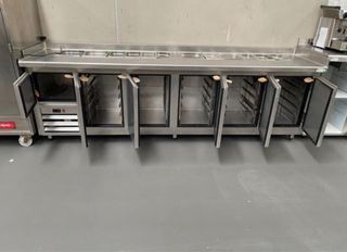 Bajo mostrador refrigerado con bandejas refrigerad