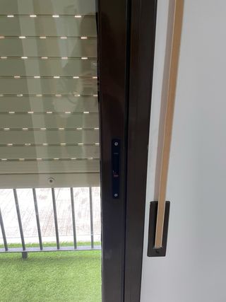 Ventana balconera aluminio marrón