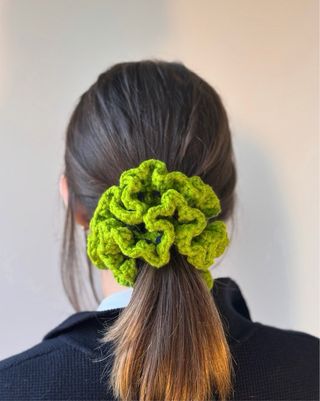 Coletero tocado crochet verde y azul