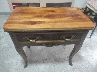 Mesa auxiliar antigua de madera