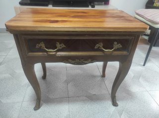 Mesa auxiliar antigua de madera