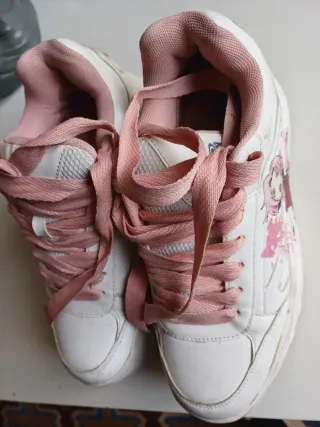 Plataformas blancas con cordones rosas