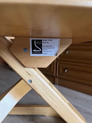 Trona Svan Sueca Madera y asiento acolchado rojo.