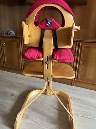 Trona Svan Sueca Madera y asiento acolchado rojo.