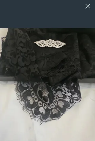 Mantilla negra, broche y guantes de encaje