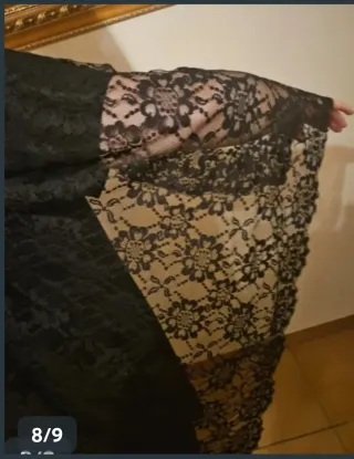 Mantilla negra, broche y guantes de encaje