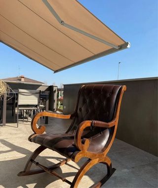 Poltrona a dondolo in pelle e legno