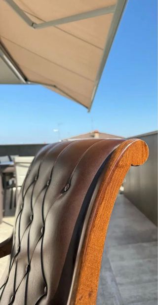 Poltrona a dondolo in pelle e legno