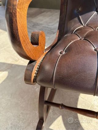 Poltrona a dondolo in pelle e legno