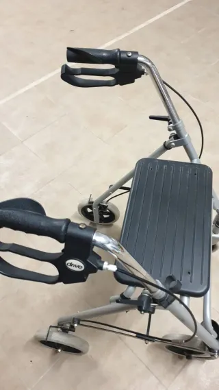 Andador Drive con asiento y ruedas