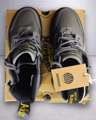 Dr. Martens Tarik Zip Gunmetal mujer T39 Grises