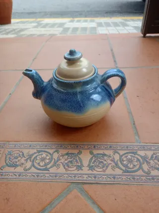 Cafetera de porcelana azul y crema