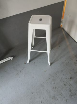 Conjunto mesas redondas plegables y taburetes.