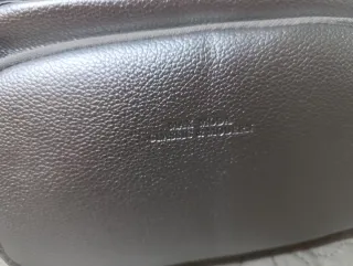 Bolso plateado con cadena