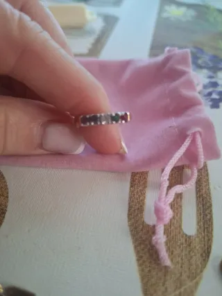 Anillo con piedras de colores