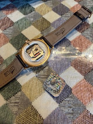 Lotus chapado oro día fecha