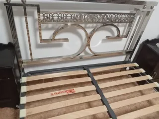 Armario antiguo, cama y mesitas, negociable