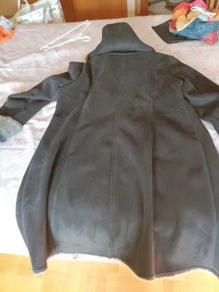 Abrigo negro mujer con capucha