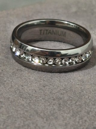Anillo de Titanio con Circonitas Sintética