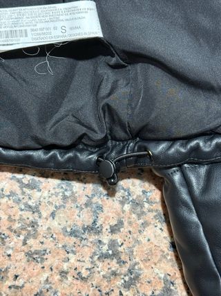 Chaqueta acolchada negra con detalles en plateado