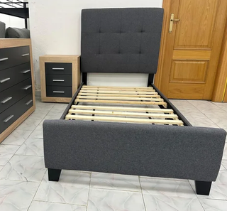 Cama tapizada gris con somier 135/150cm