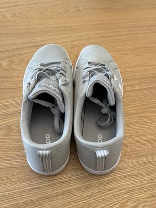 Zapatillas Adidas Grises y Blancas