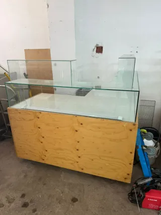 Mostrador de cristal y madera