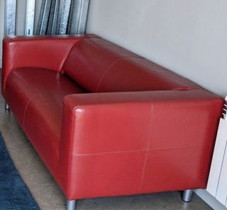 Sofá de piel rojo Ikea