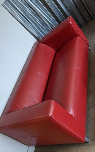 Sofá de piel rojo Ikea