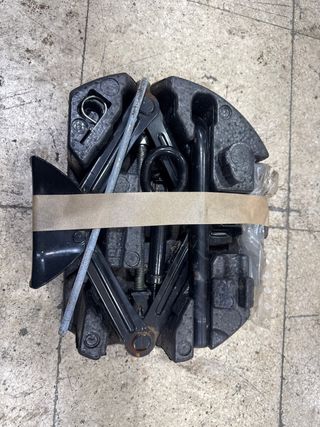 Juego Gato y Herramientas Ford Fiesta Original