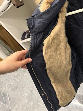 Abrigo azul marino con capucha y pelo