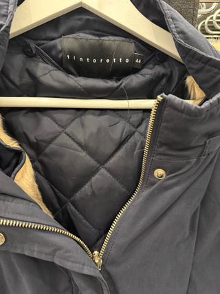 Abrigo azul marino con capucha y pelo