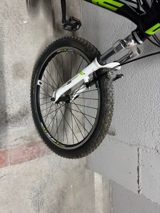 Bicicleta Montaña Negra y Verde