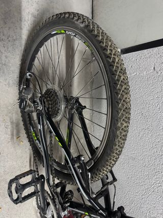 Bicicleta Montaña Negra y Verde