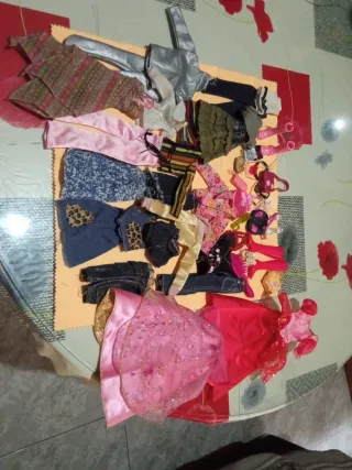 Lote Ropa y Accesorios Muñecas Barbie