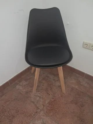 Sillas Negras Plástico y Madera Vendo  4 iguales.