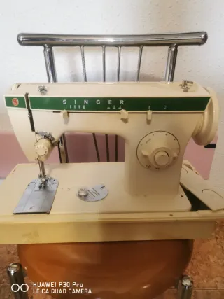 Máquina de coser Singer beige y verde