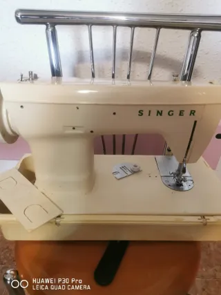 Máquina de coser Singer beige y verde